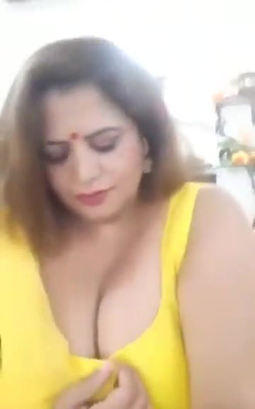 Desi MIlf Supr Hoot Teaseee Who is She.