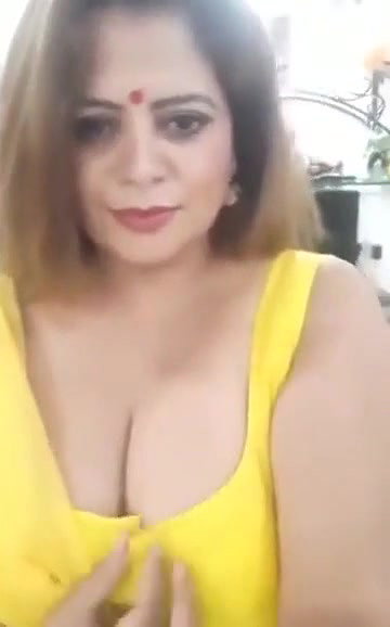 Desi MIlf Supr Hoot Teaseee Who is She.