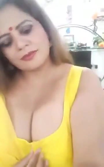 Desi MIlf Supr Hoot Teaseee Who is She.