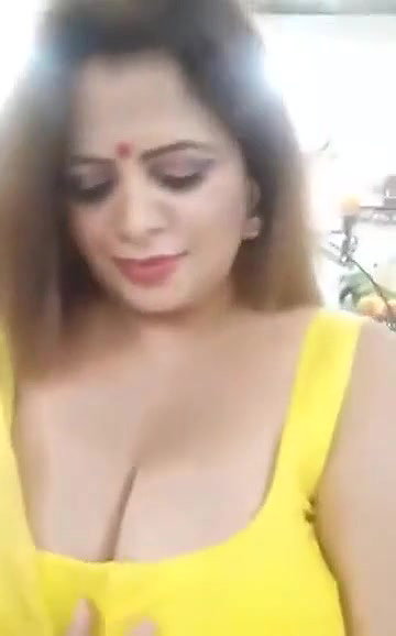 Desi MIlf Supr Hoot Teaseee Who is She.