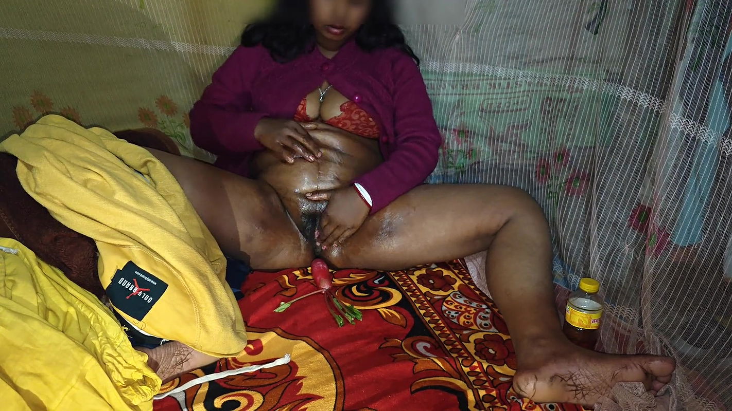 Husband Goes Out of Working Desi Hot Bhabhi Alone At Home Alone Eradicated Her’s Thirst With Vegetable