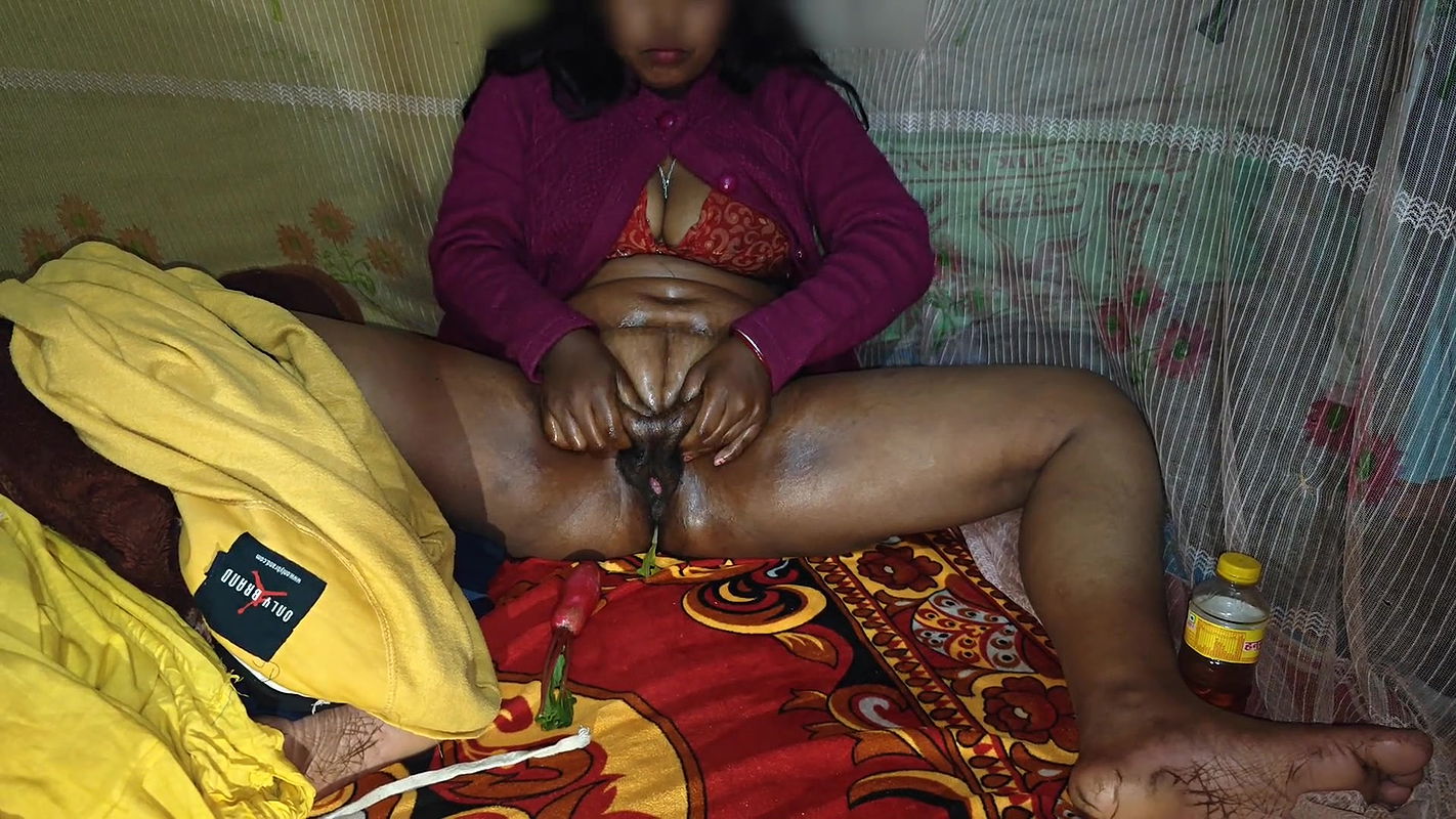 Husband Goes Out of Working Desi Hot Bhabhi Alone At Home Alone Eradicated Her’s Thirst With Vegetable