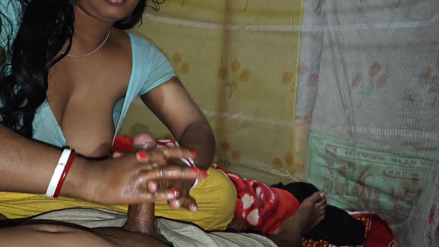 Indian hot desi bhabhi handjob with milk oil and split