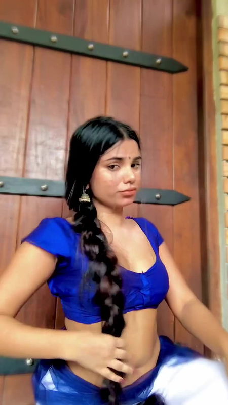 Homely girl very hot boobs navel and hip expose in blouse