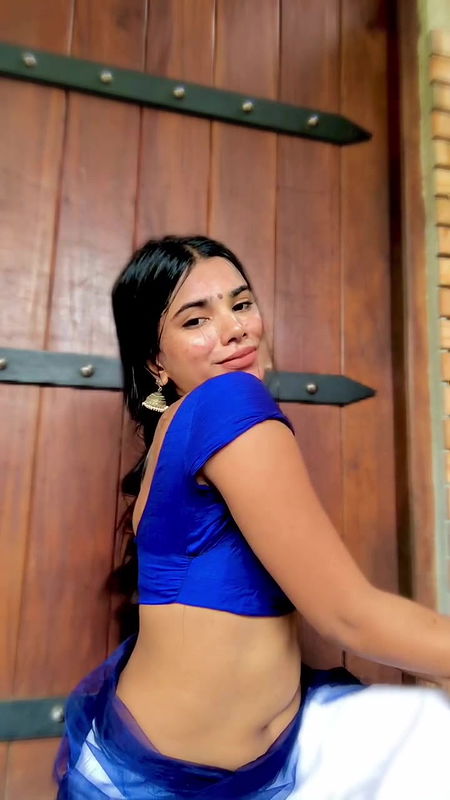 Homely girl very hot boobs navel and hip expose in blouse