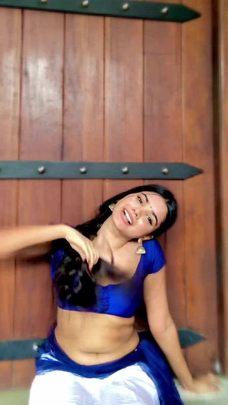 Homely girl very hot boobs navel and hip expose in blouse