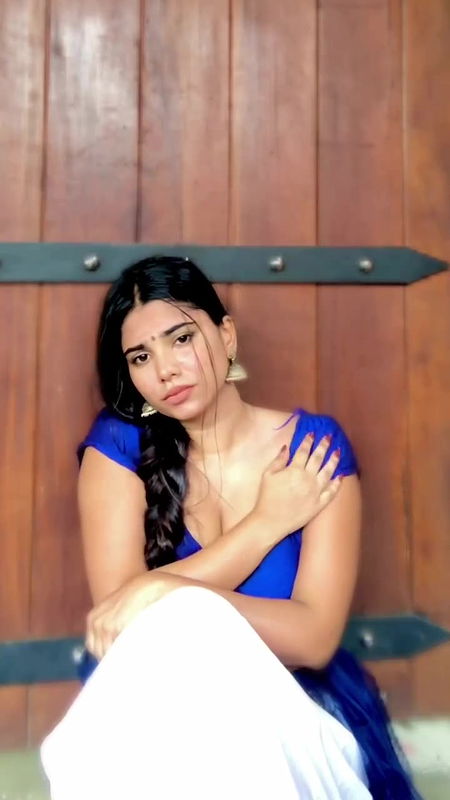 Homely girl very hot boobs navel and hip expose in blouse