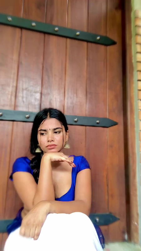 Homely girl very hot boobs navel and hip expose in blouse