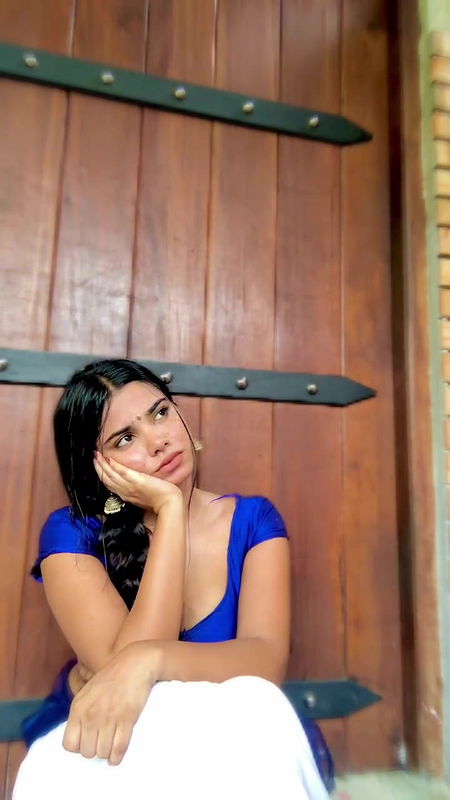 Homely girl very hot boobs navel and hip expose in blouse