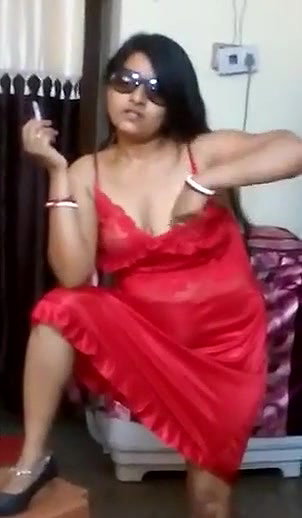 Hoot Desi Posing for Boos on Official Trp