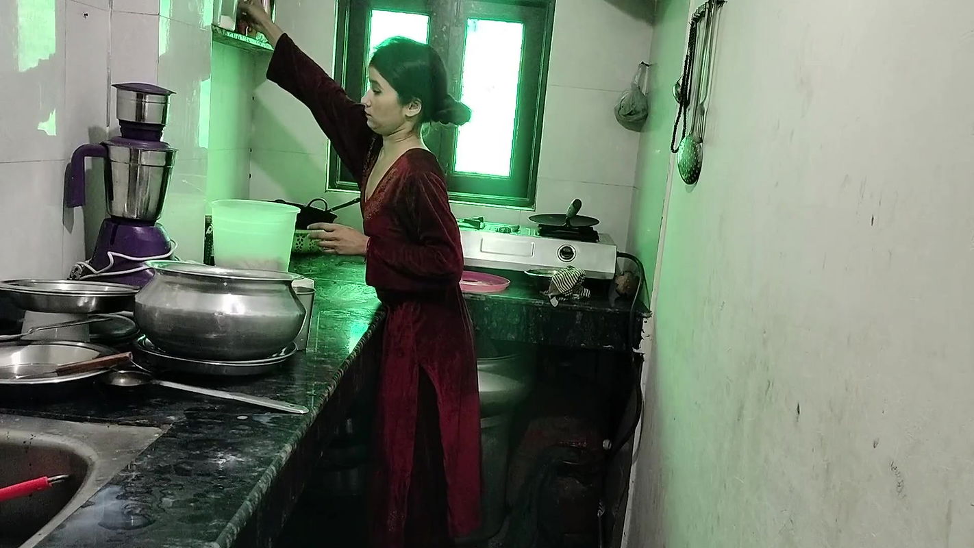 Desi bhabhi ko kichen me nighty utha kar chod diya