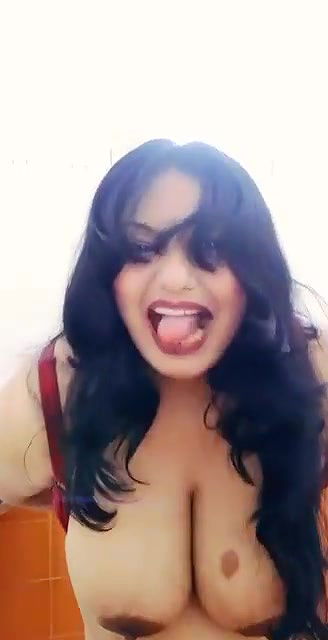 Desi lady shaking her big boobs