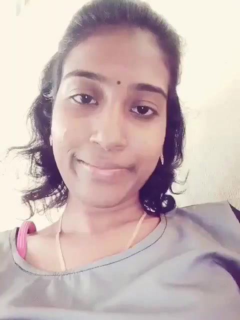 Desi Girl Shows Boobs