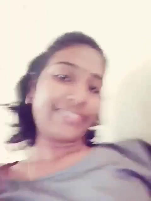 Desi Girl Shows Boobs