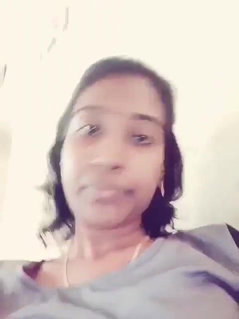 Desi Girl Shows Boobs
