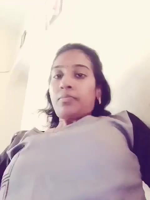Desi Girl Shows Boobs