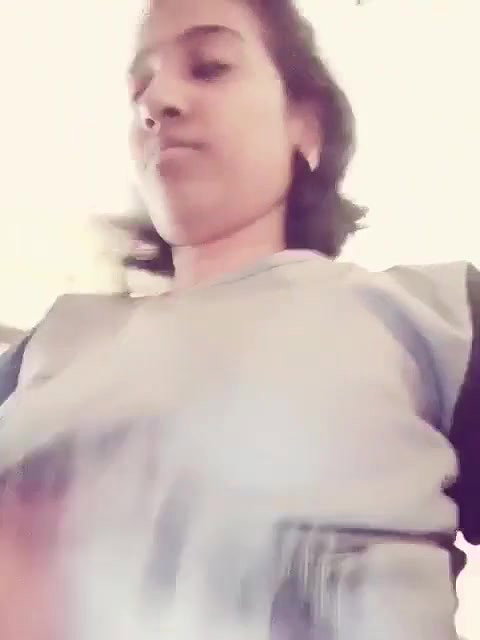 Desi Girl Shows Boobs
