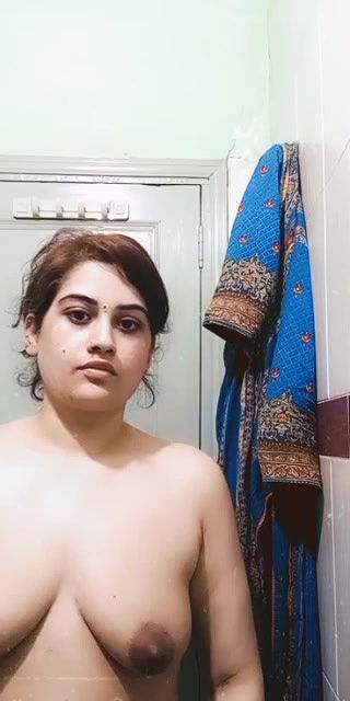 Maal chubby suit bhabhi in bathroom