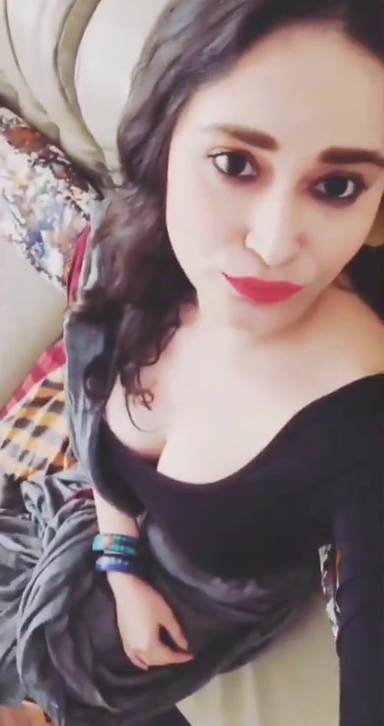 Wooow wat a Beauty Desi Housewife