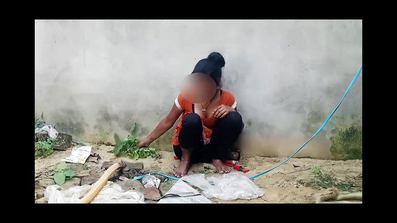 Girl fucked secretly behind house