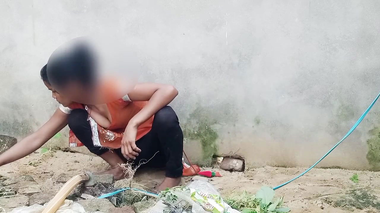 Girl fucked secretly behind house