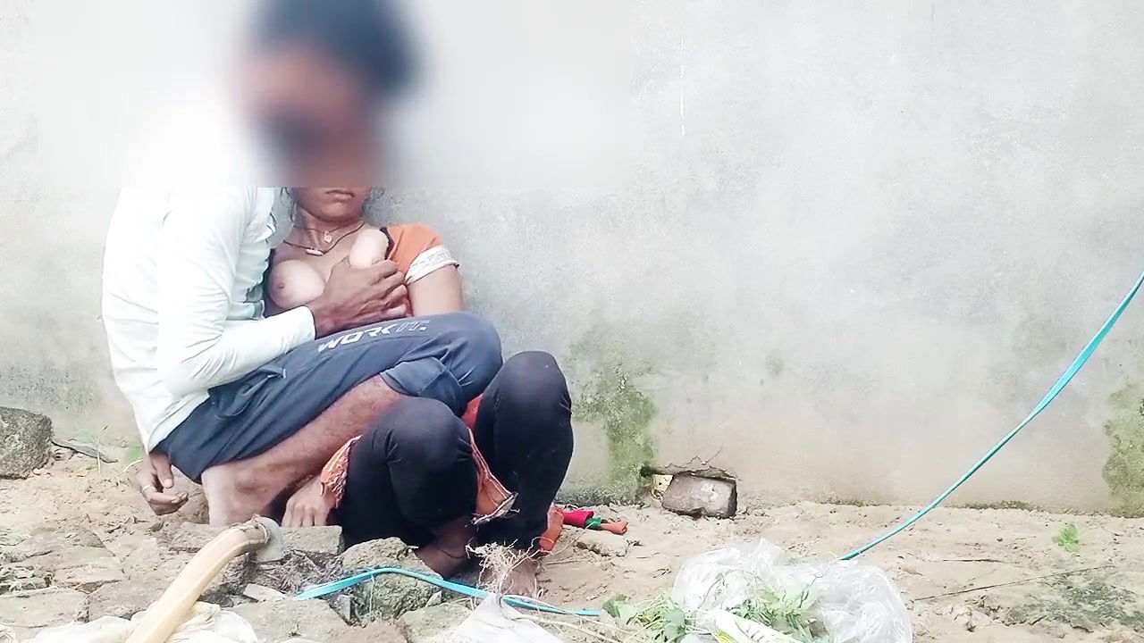 Girl fucked secretly behind house