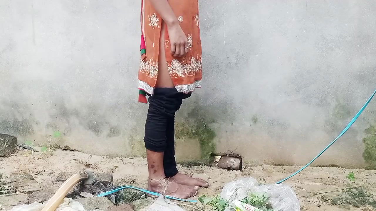 Girl fucked secretly behind house