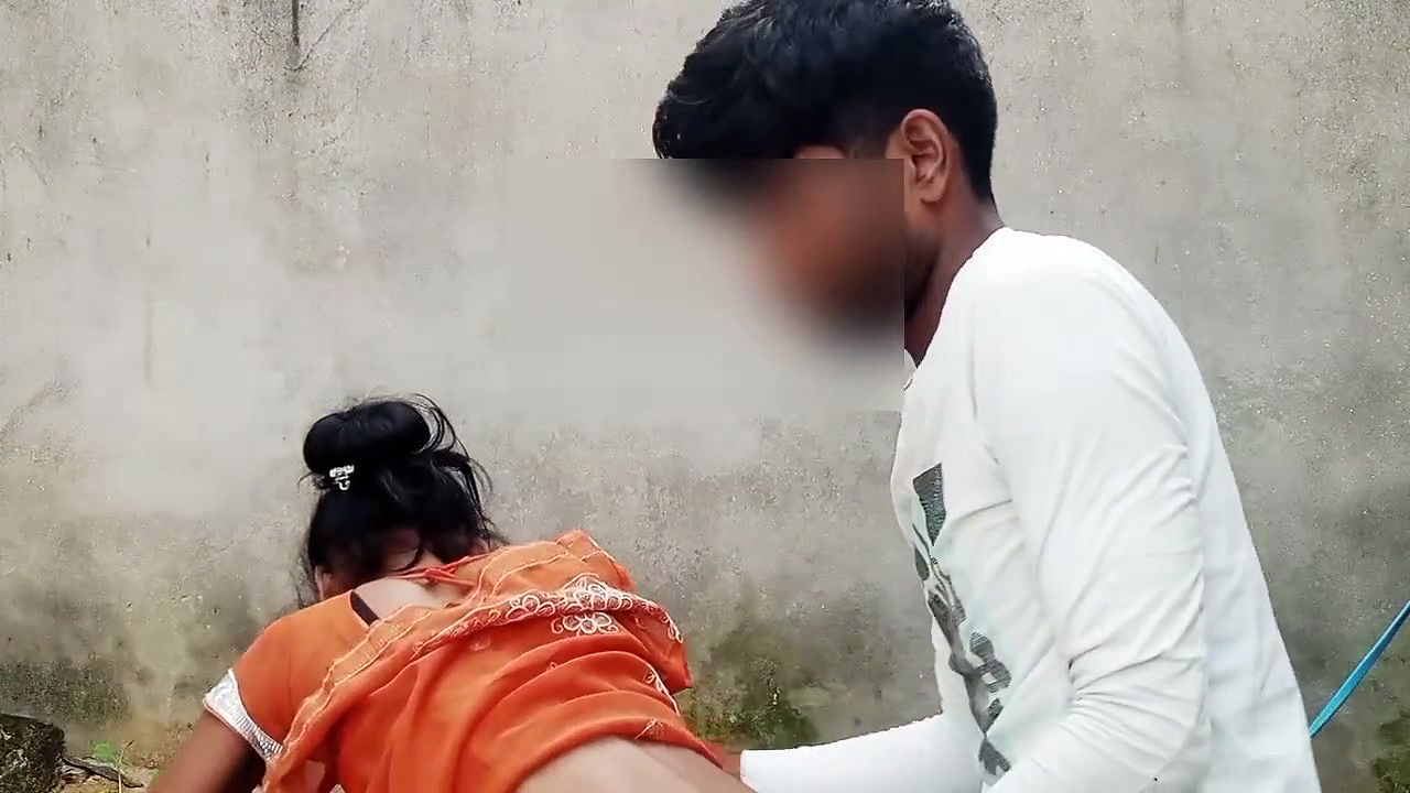 Girl fucked secretly behind house