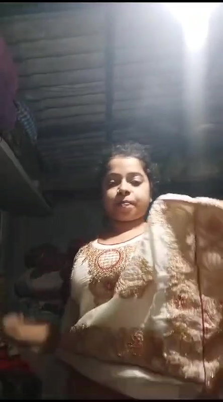 Desi village bhabhi removing suit