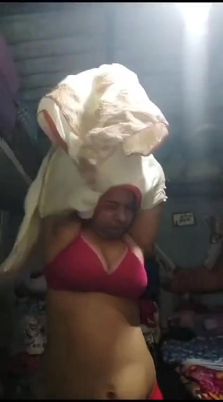 Desi village bhabhi removing suit
