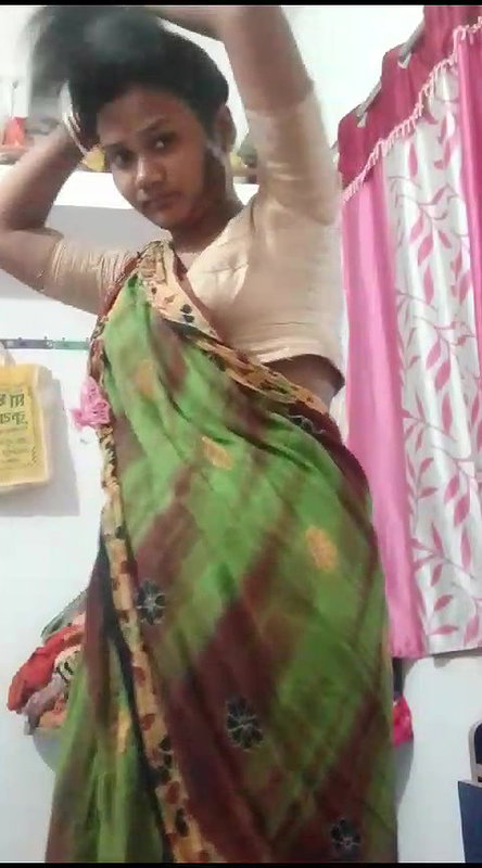 Sexy bhabhi striping sari and showing