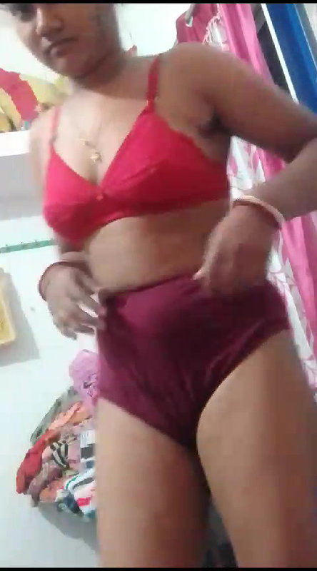 Sexy bhabhi striping sari and showing