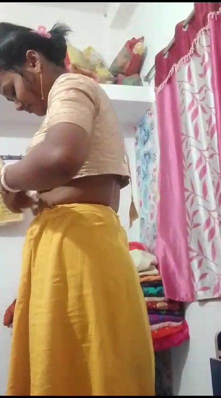 Sexy bhabhi striping sari and showing