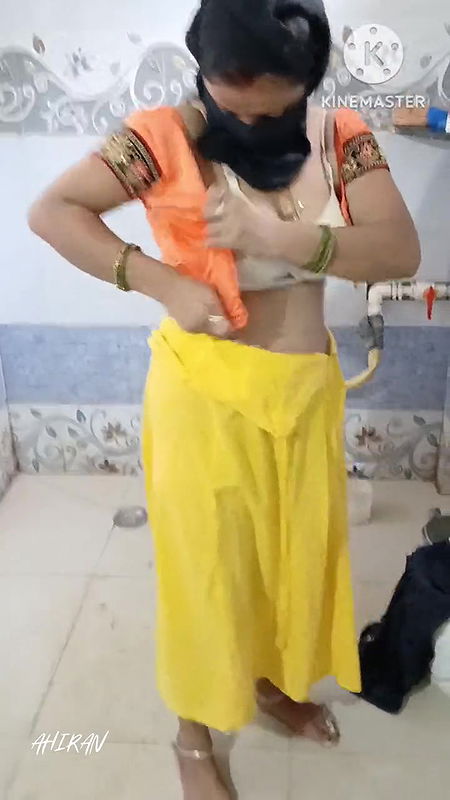 AAHANA ! SEXY BATHING AND CHUT OR GAND CHUDAI. Yellow Petticoat