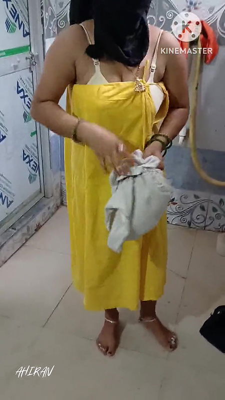 AAHANA ! SEXY BATHING AND CHUT OR GAND CHUDAI. Yellow Petticoat