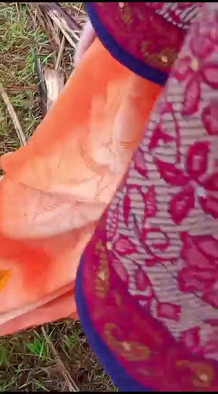 desi bhabhi latring karne gayi devar ne video recording kiya