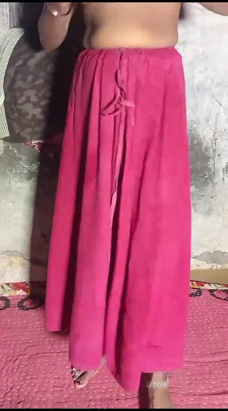 desi bhabhi saree me chudwane ke liye taiyar thi