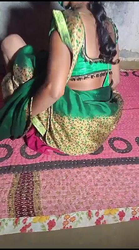 desi bhabhi saree me chudwane ke liye taiyar thi