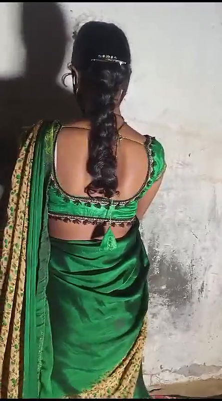 desi bhabhi saree me chudwane ke liye taiyar thi