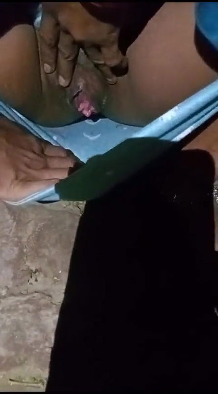 desi bhabhi urineing in the bathroom