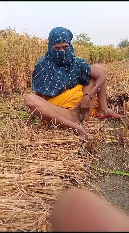 desi bhabhi urineing time video shoot in the field