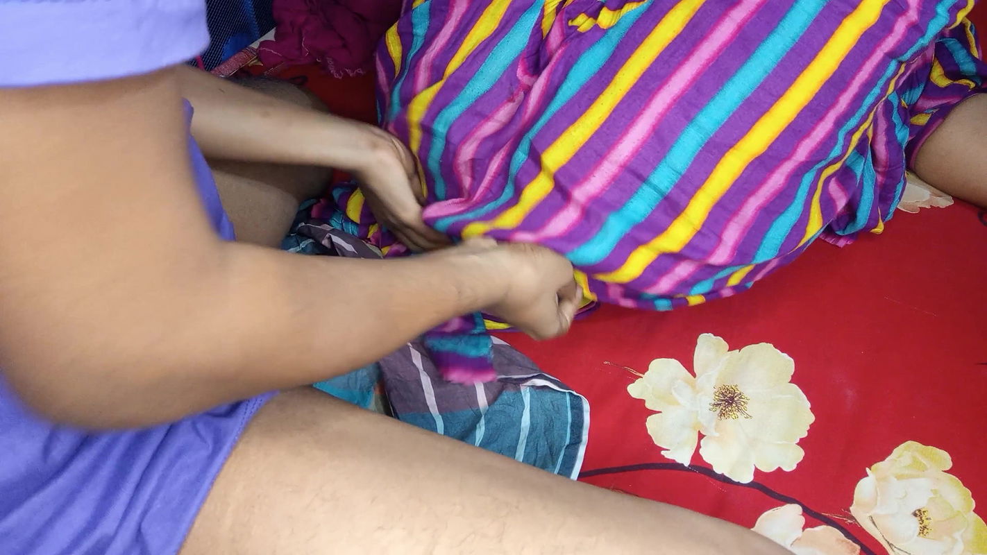 Fucking a big-assed woman. I inserted my penis into the woman’s anus and fucked her as much as I wanted