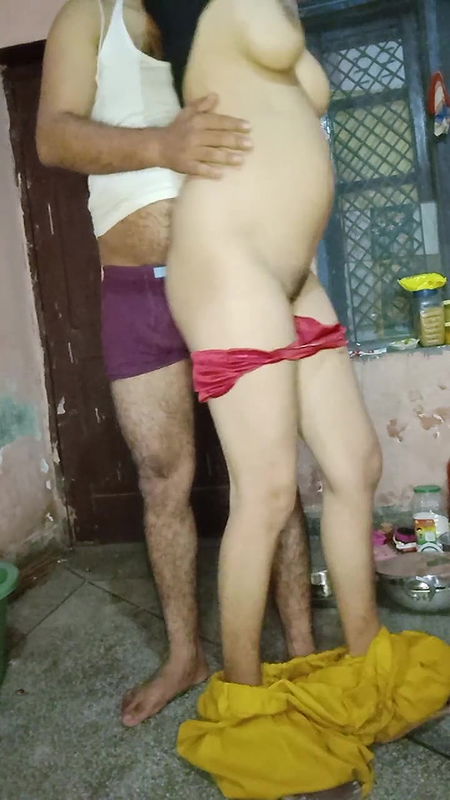 How does the girl scream when she kisses, listen to Hindi audio