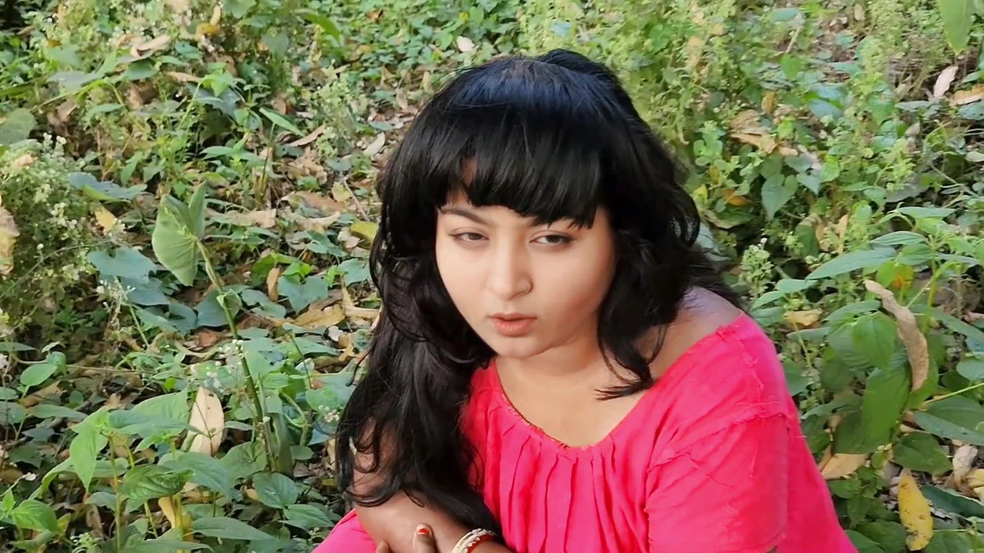 I found Boudi alone in the garden and fucked her, Bhabhi said crack my pussy