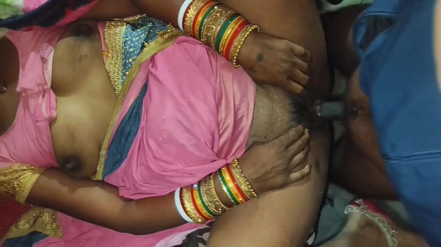 Indian bride apne husband se pehla baar sari me suhaagrat mana ke lund ka pani chut me dali.desi village housewife’s viral Hindi sex video