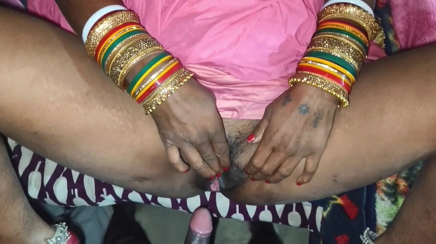 Indian bride apne husband se pehla baar sari me suhaagrat mana ke lund ka pani chut me dali.desi village housewife’s viral Hindi sex video