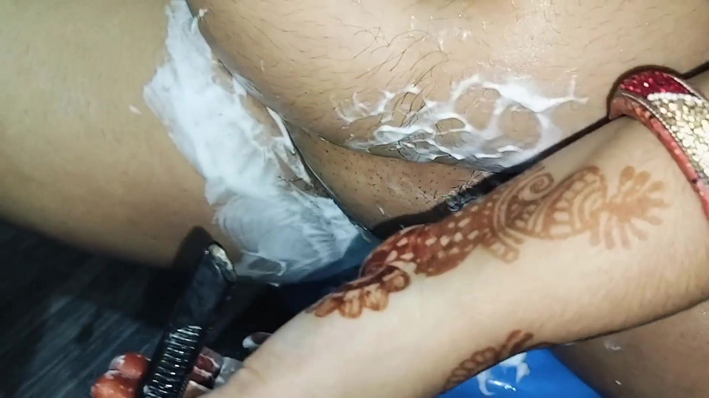 Indian housewife cleaning pussy,she shaved the pussy for her boyfriend