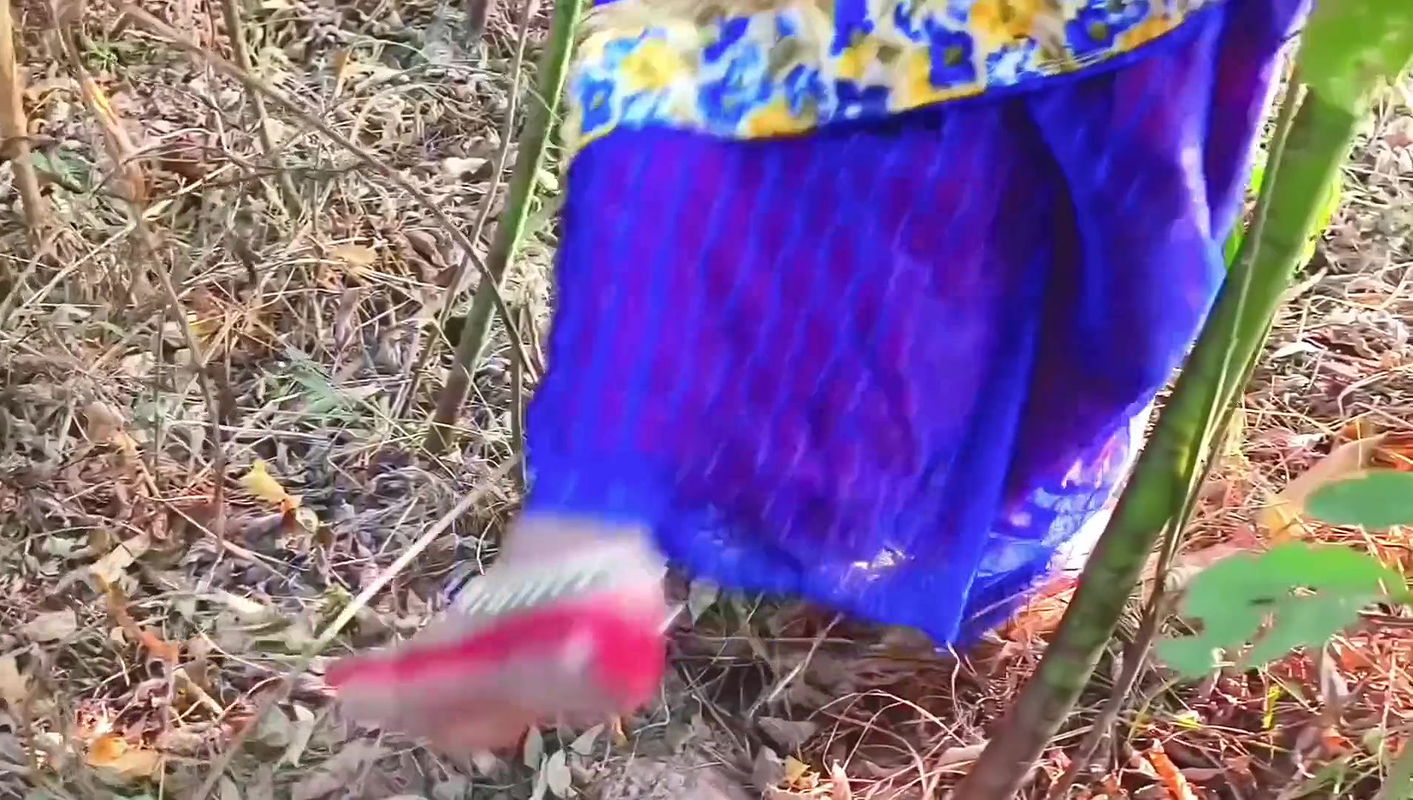 Jungal me Mangal karne gai Suman ko khet walo ne khet me pakar ke chod Diya Suman chikhti chilati Rahi fir bhi nahi chhora