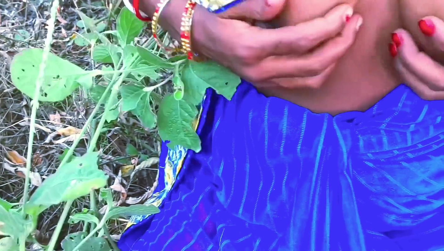 Jungal me Mangal karne gai Suman ko khet walo ne khet me pakar ke chod Diya Suman chikhti chilati Rahi fir bhi nahi chhora