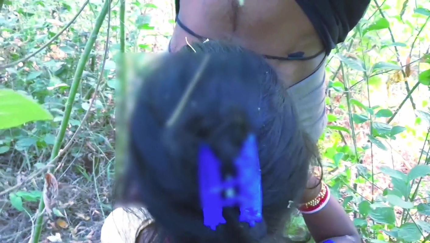 Jungal me Mangal karne gai Suman ko khet walo ne khet me pakar ke chod Diya Suman chikhti chilati Rahi fir bhi nahi chhora